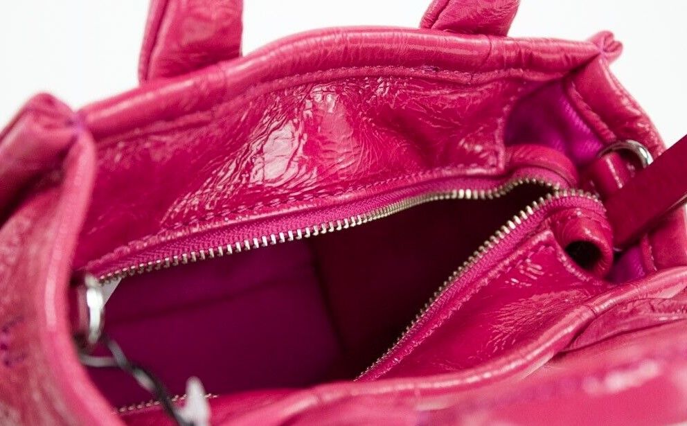 Η Shiny Crinkle Micro Tote Magenta Δερμάτινη τσάντα χιαστί